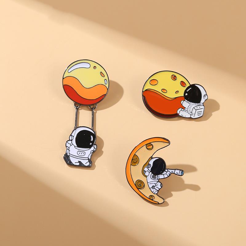 Embroidery Bali - رائد الفضاء المينا دبوس مخصص كوكب